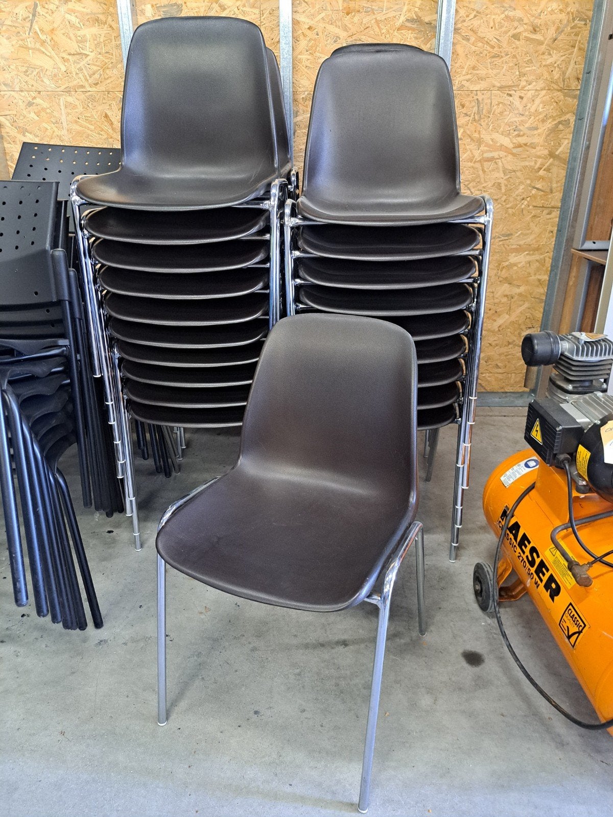 lot de 40 chaises brune empilable