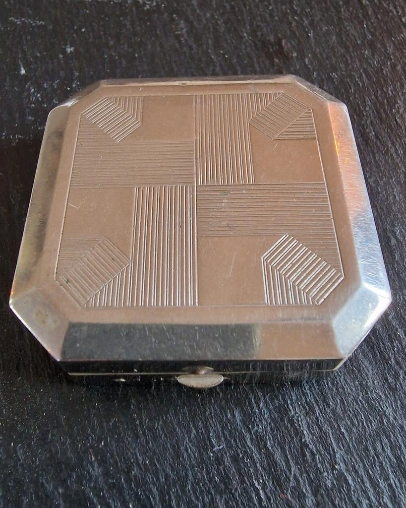 Art Deco poederkoffer, Ophalen