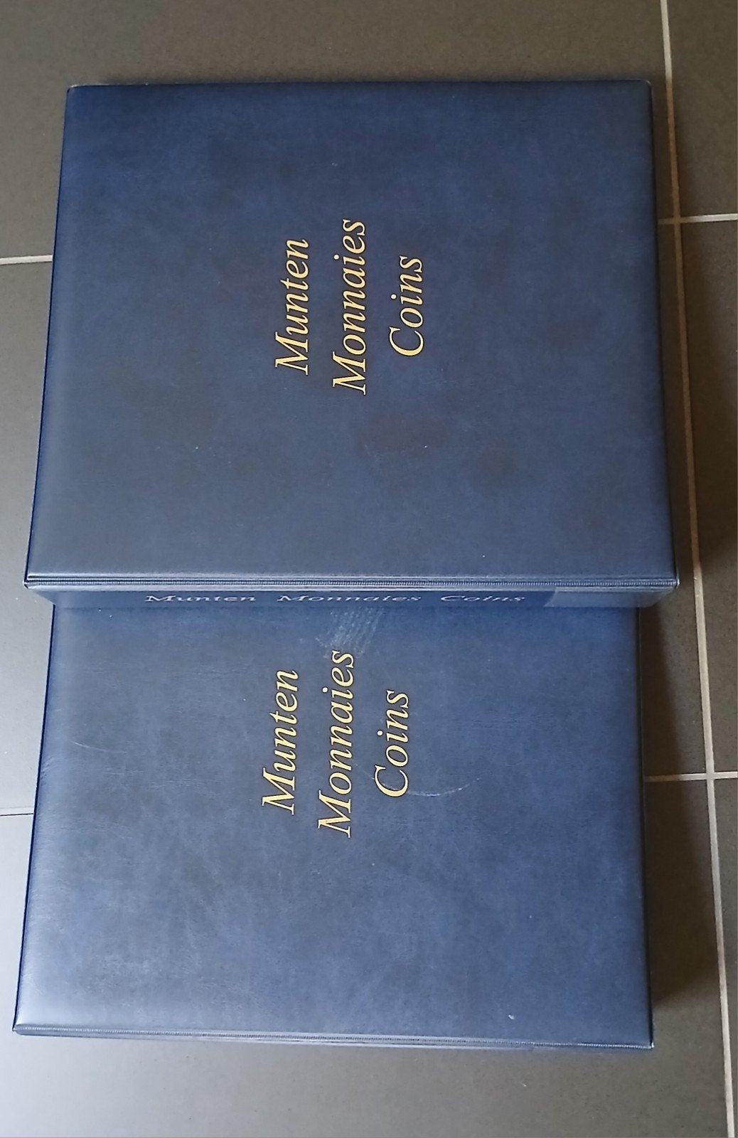 Twee mappen voor munten met bladen voor munthouders, Ophalen of Verzenden