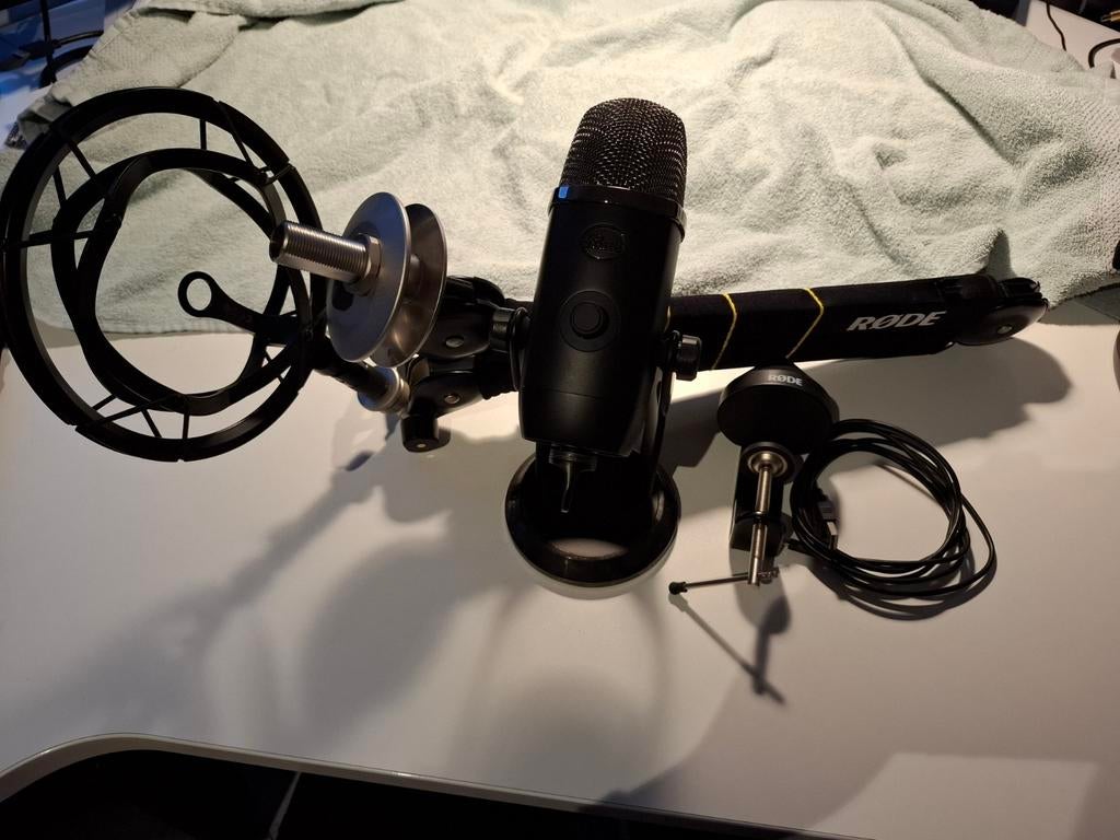 Blue microfoon met Røde statief, Enlèvement