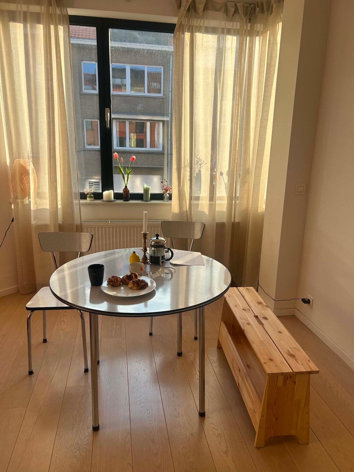 Round table and matching chairs/table a manger/ eettaffel, Maison & Meubles, Tables | Tables de salon, Comme neuf, Rond, Enlèvement