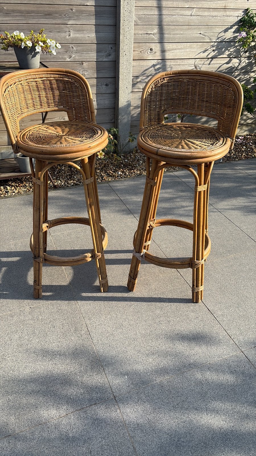 Set van 2 prachtige vintage rotan barkrukken/handgevlochten, Ophalen, Gebruikt, 60 tot 90 cm, Met voetsteun