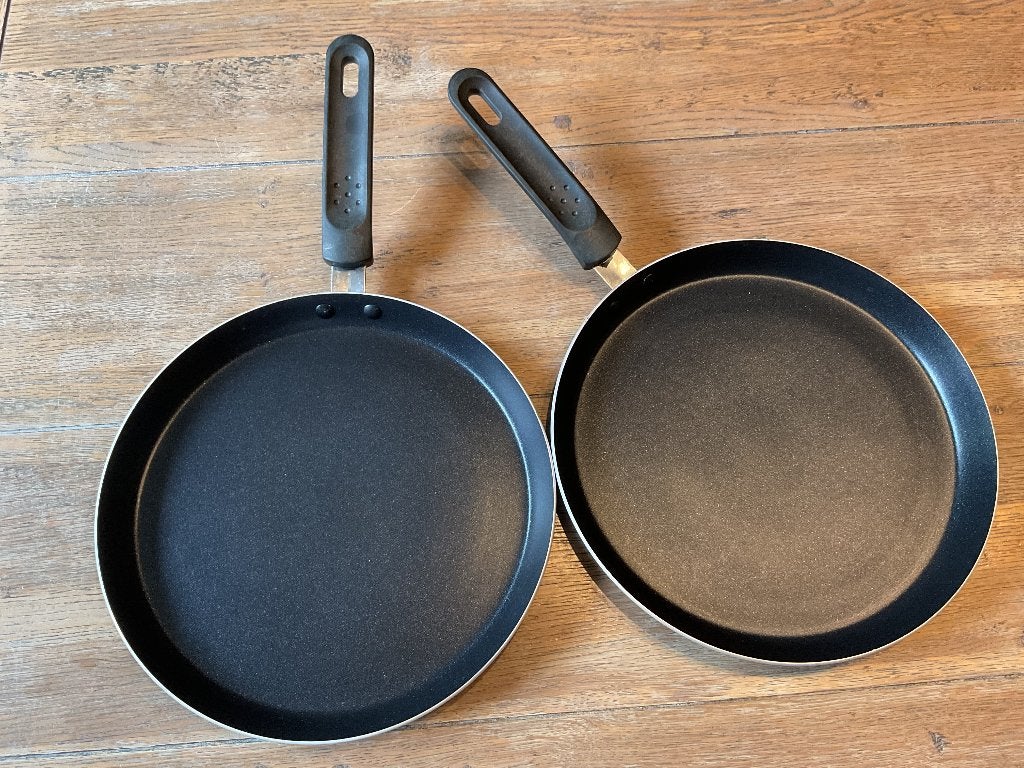 2 pannenkoekenpannen, Maison & Meubles, Cuisine | Casseroles & Poêles, Poêle à crêpes, Aluminium, Comme neuf, Enlèvement