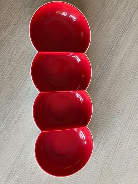 Tapasschaal Tupperware, 41 cm lang. Zeer goede staat, Huis en Inrichting, Ophalen of Verzenden, Zo goed als nieuw, Rood, Schaal