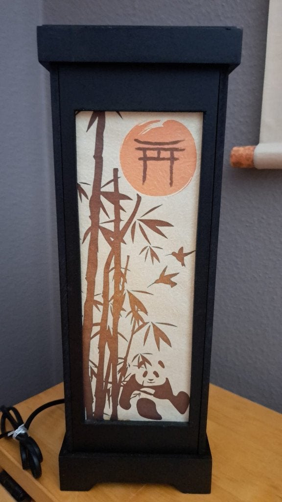 Lampe de table zen style japonais – Bambous & panda, Maison & Meubles, Comme neuf, Bois, 37 cm, Avec interrupteur