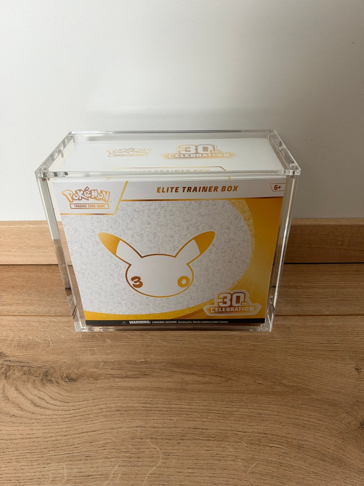ETB 30th Celebration pokemon + Acrylic case, Ophalen, Nieuw, Boosterbox