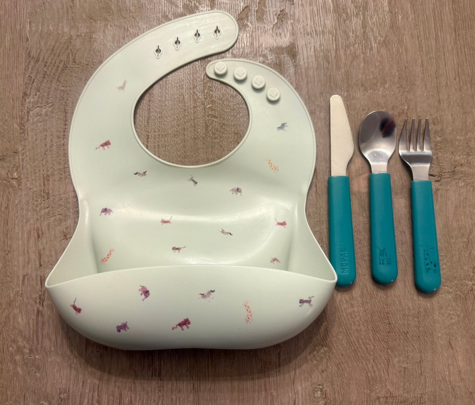 2  slabbetjes, 2x mepal bestek, 2X Snack Container + …, Kinderen en Baby's, Ophalen, Zo goed als nieuw