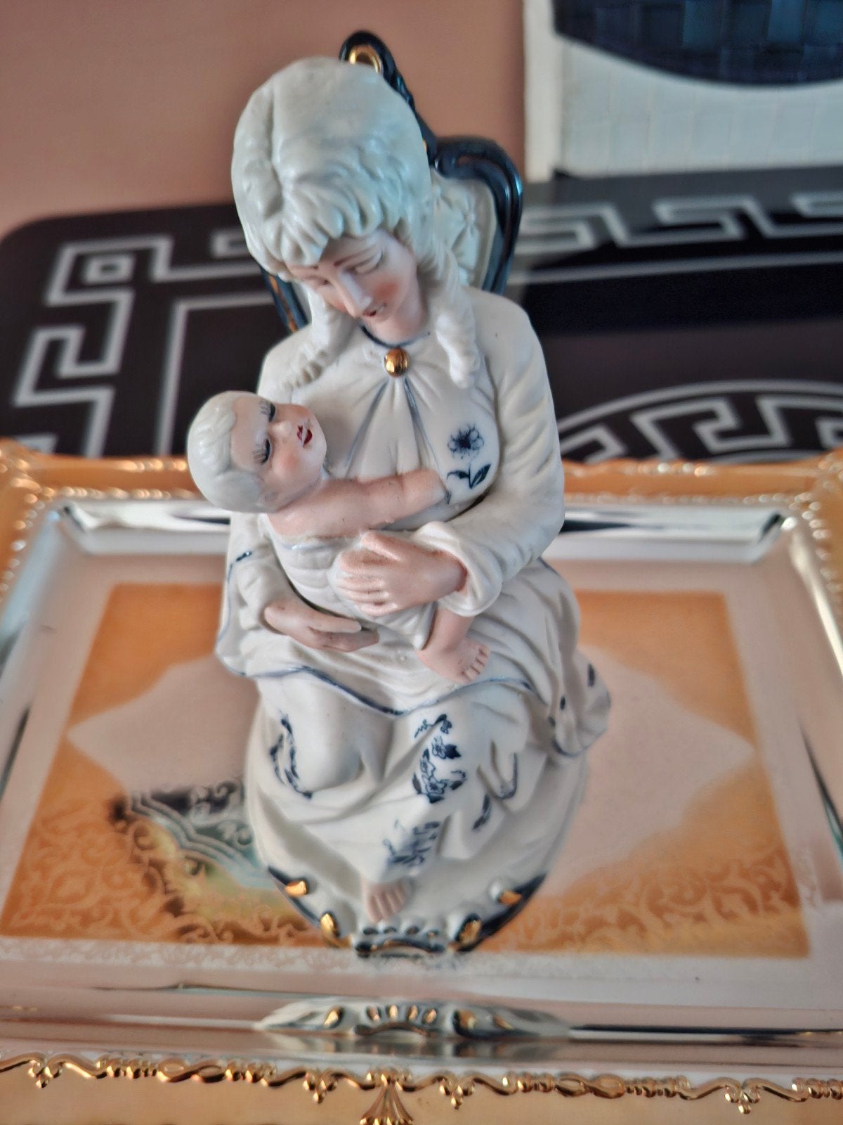Vintage Porseleinen Beeldje "Moeder met Kind" / Madonna – Ro, Huis en Inrichting, Ophalen, Blauw, Gouden accenten