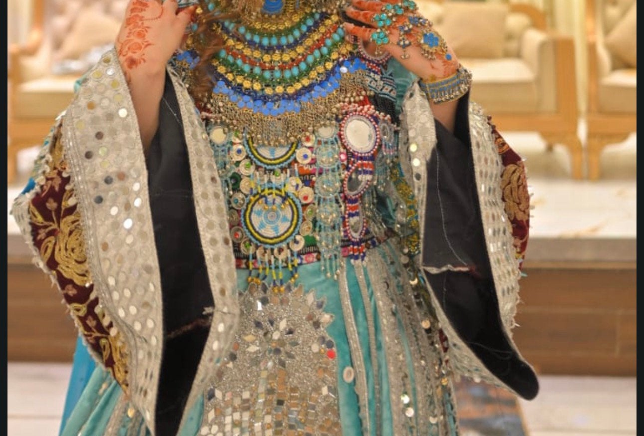 Sky Blue Bridal Dress with Silver & Multicoloured Details, Kleding | Dames, Trouwkleding en Trouwaccessoires, Ophalen of Verzenden