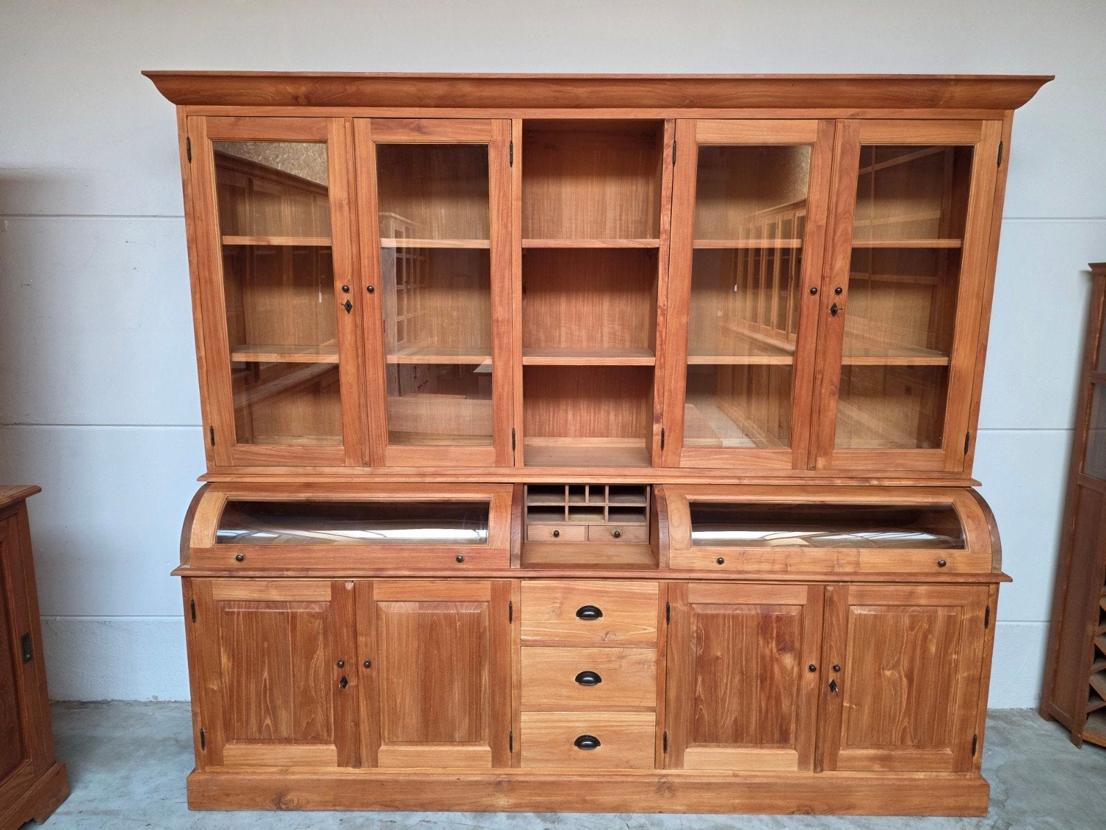 Mooie massief teakhouten buffetkast/vitrinekast 257cm., Huis en Inrichting, Kasten | Buffetkasten, Ophalen