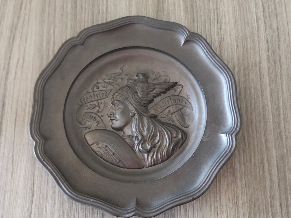 Vintage tinnen bord Nibelungen - Siegfried von Niederland, Metaal, Vintage, Decoratieobject, 23 cm