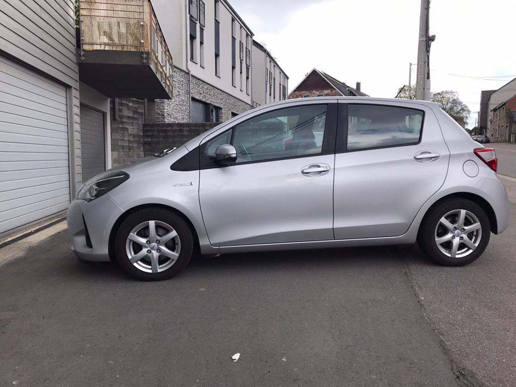 Toyota Yaris 1.5i. Hybrid. Euro 6C, Argent ou Gris, Achat, Automatique, Tissu
