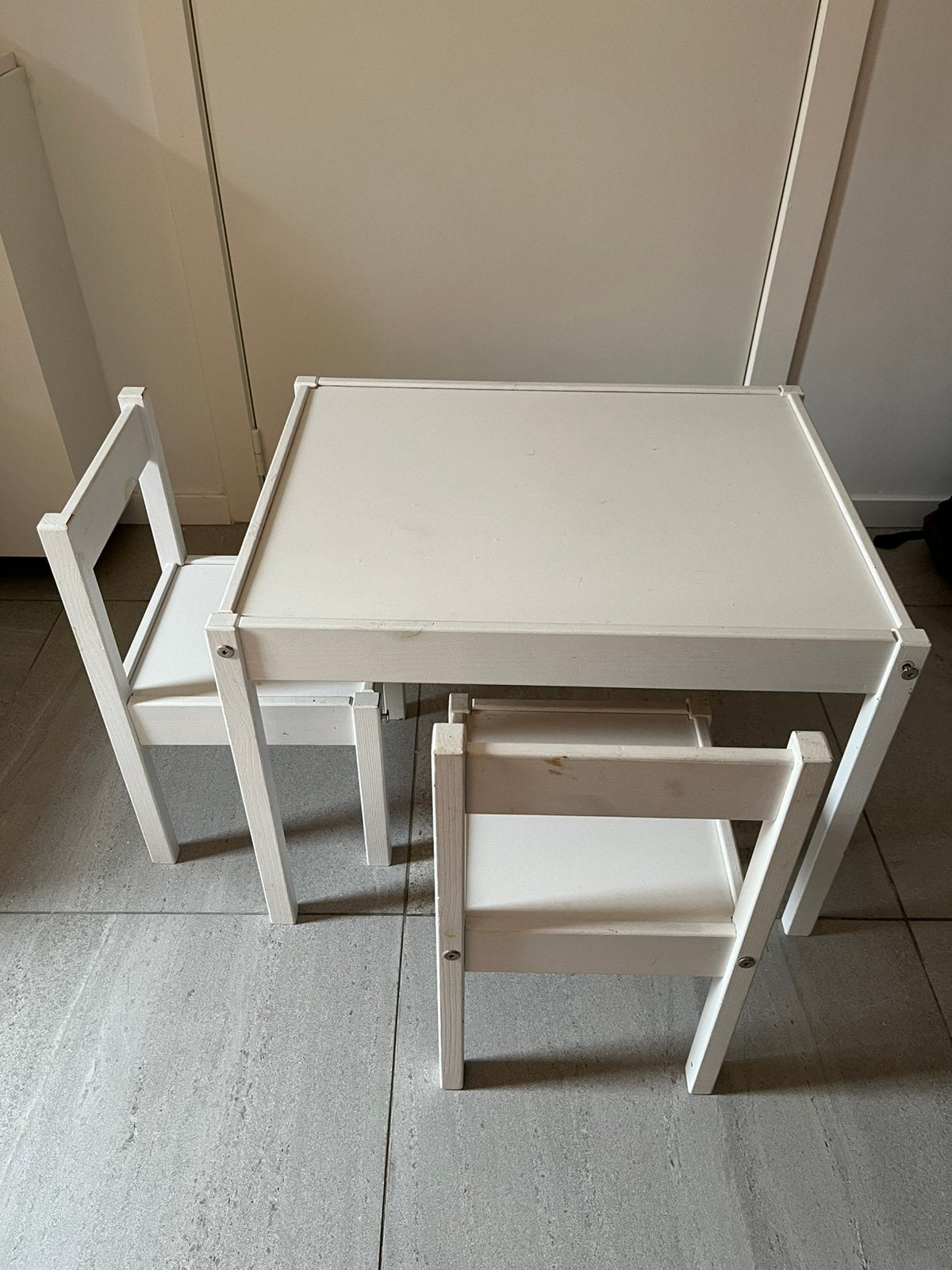 Table blanche pour enfants avec 2 chaises, Enfants & Bébés, Chambre d'enfant | Tables & Chaises, Enlèvement, Utilisé, Table(s) et Chaise(s)