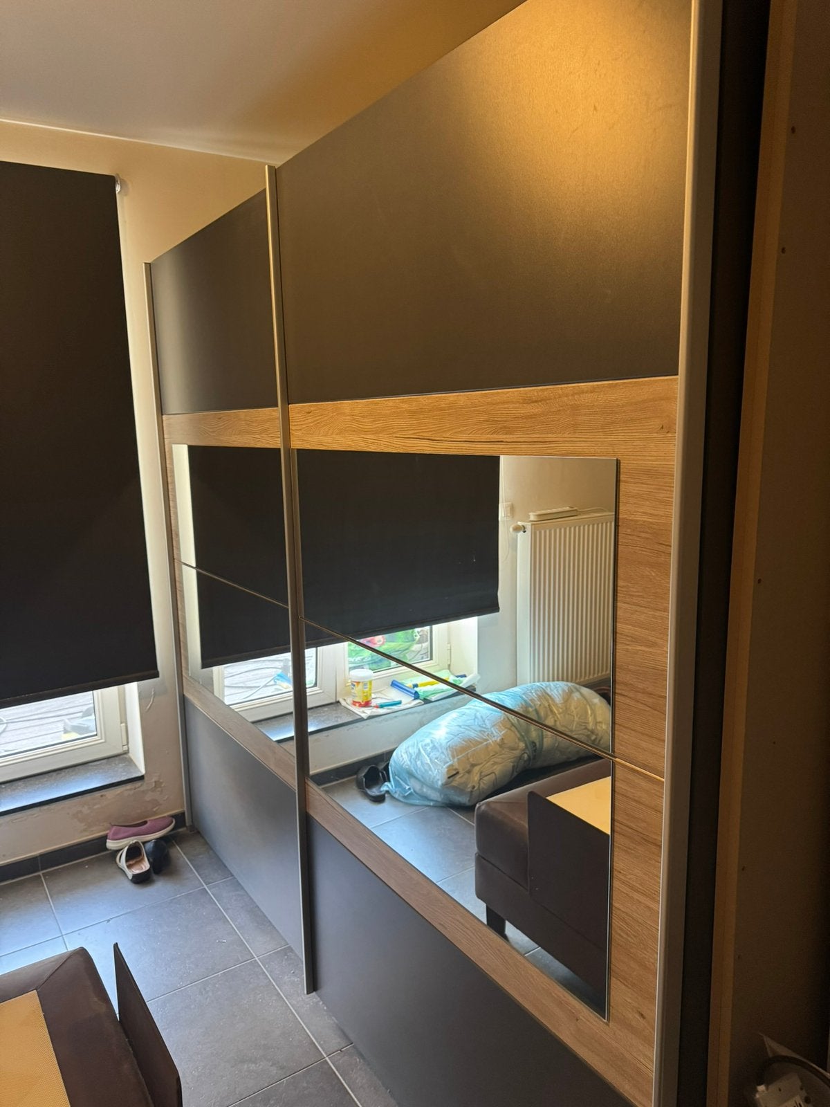 Belle armoire avec portes en miroir., 200 cm ou plus, Avec tablette(s), Comme neuf, Enlèvement