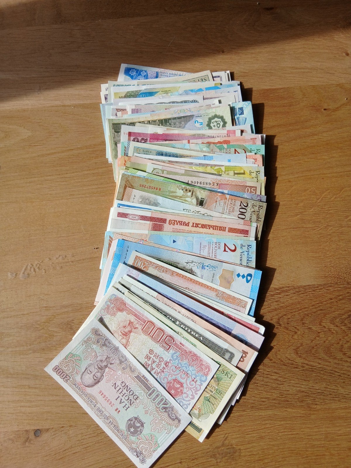 Lot de billets du monde : 100 billets unc différents, Enlèvement ou Envoi