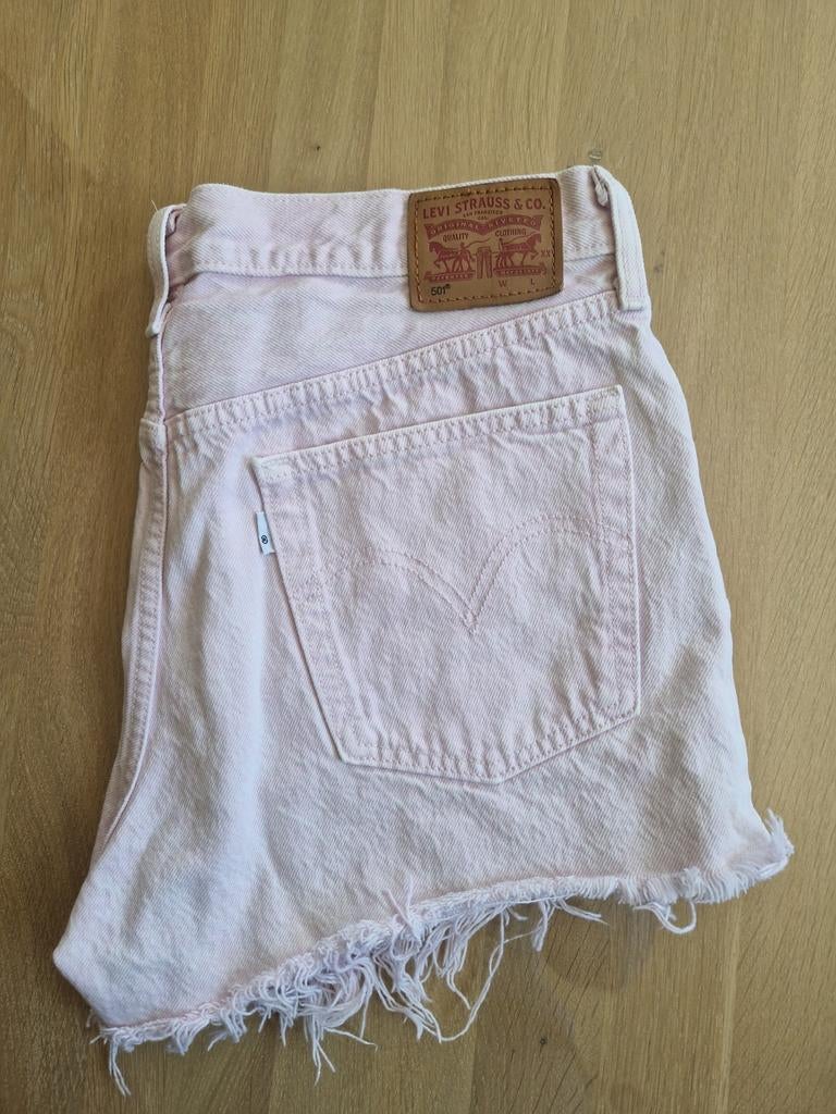 Short roos Levis Maat W30, Ophalen, Overige kleuren, W30 - W32 (confectie 38/40), Gedragen