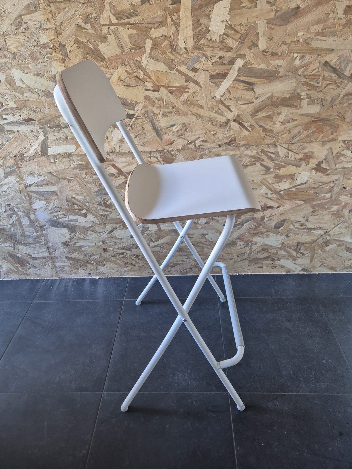 Witte opvouwbare barkruk met rugleuning (IKEA Franklin), Ophalen, Met voetsteun, 60 tot 90 cm, Zo goed als nieuw