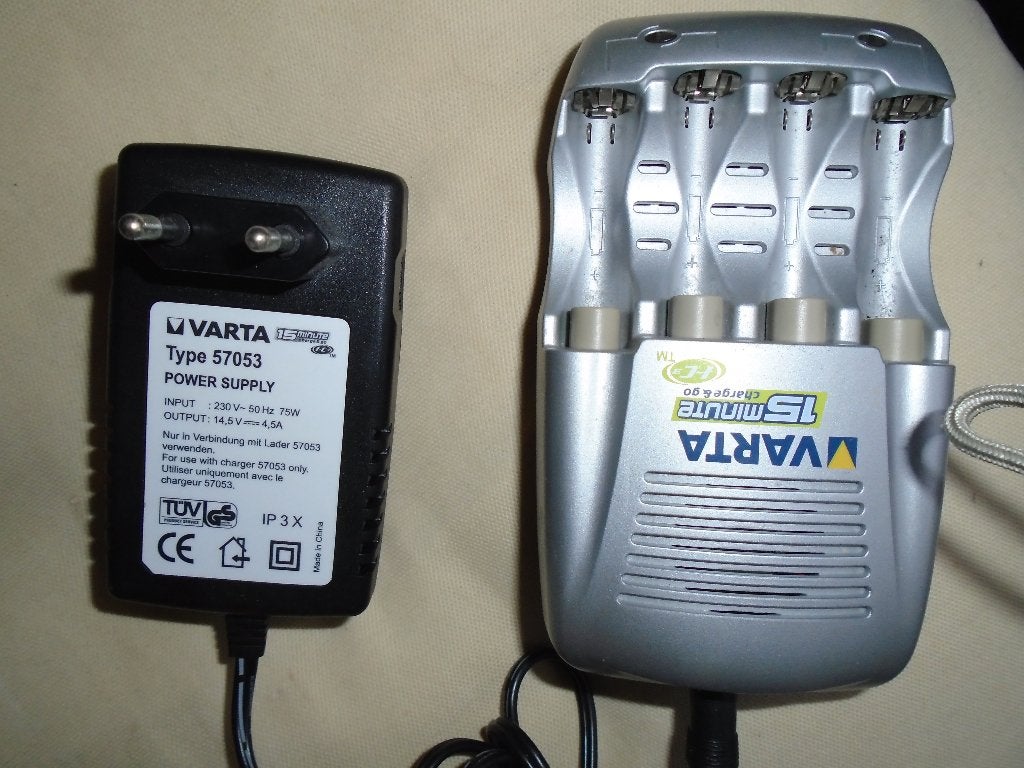 AAA/AA-batterijlader, Ophalen of Verzenden, Zo goed als nieuw