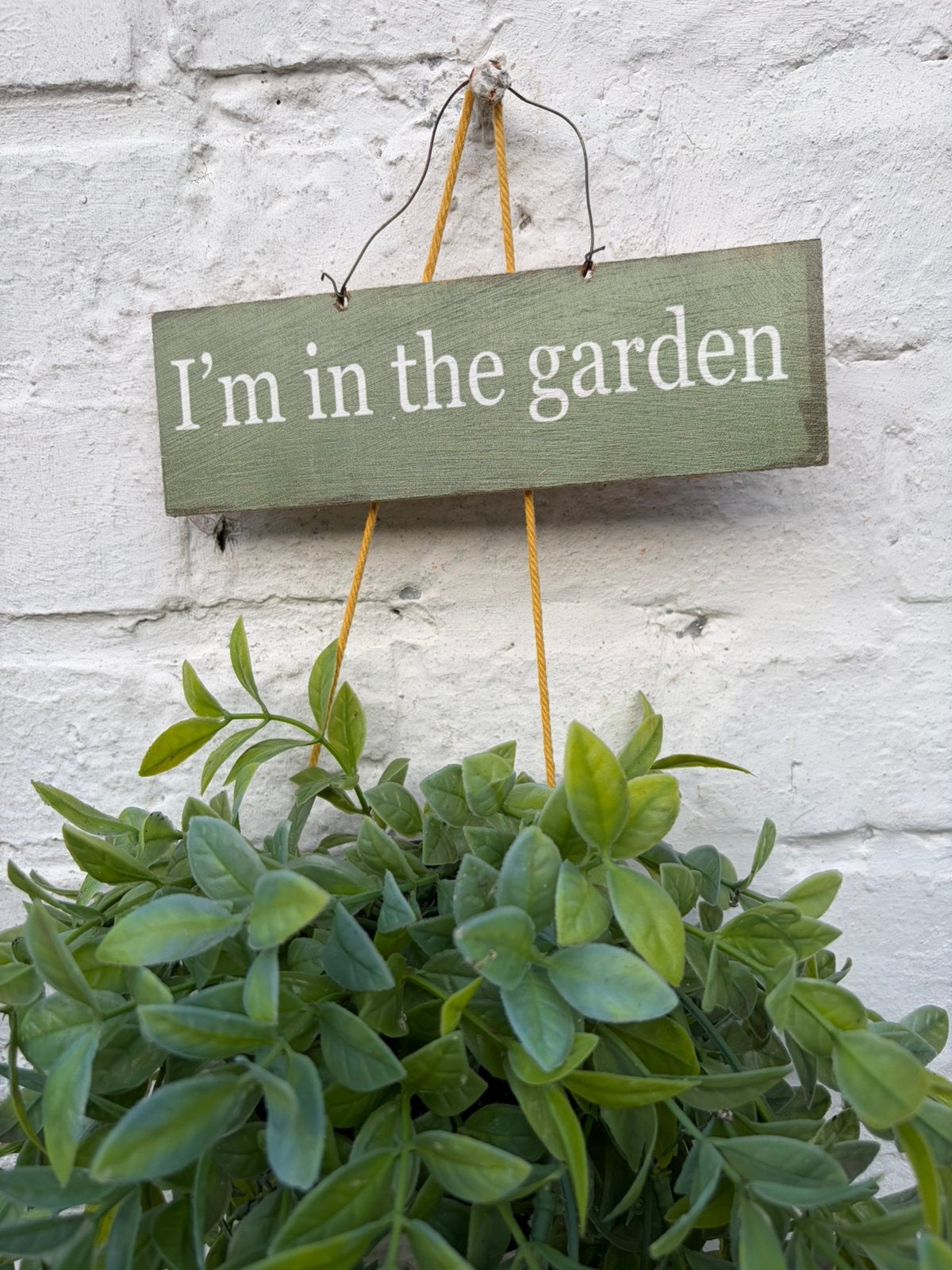 Panneau en bois : I'm out in the garden, Jardin & Terrasse, Enlèvement ou Envoi, Neuf