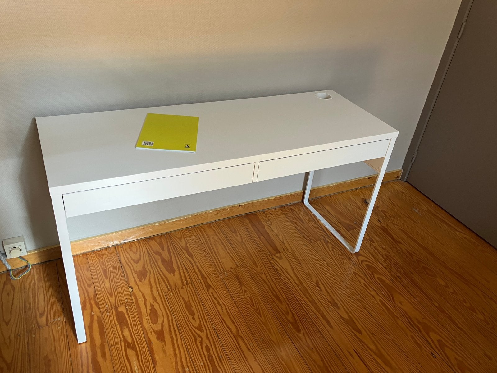 Bureau ikea micke, Ophalen, Scandinavisch, Spaanplaat of MDF, 142 cm