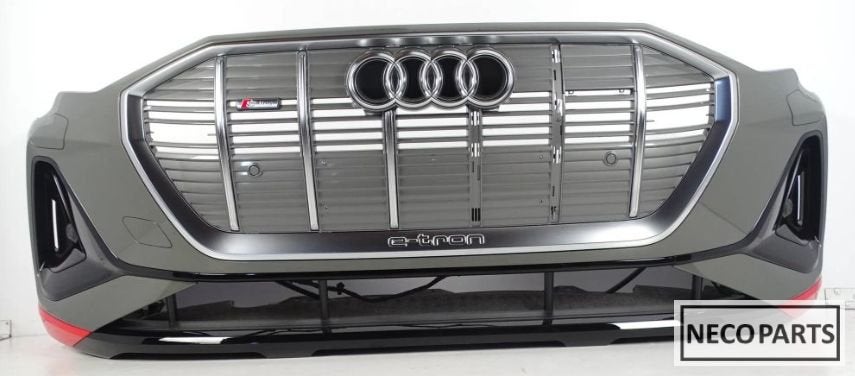 AUDI E-TRON VOORBUMPER ORIGINEEL COMPLEET ALLES LEVERBAAR!!!, Gebruikt, -, Voor, -