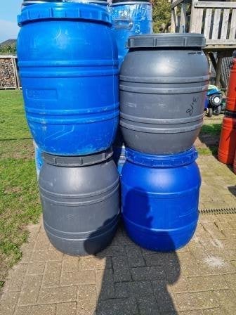 Tonnen , vaten van 120 L met schroefdeksel, 75 tot 150 liter, Ophalen, Zo goed als nieuw, Kunststof