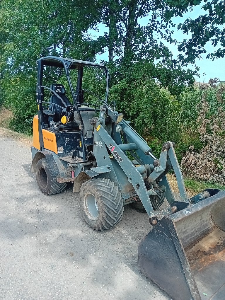 kniklader giant 332 swt te huur, Ophalen, Wiellader of Shovel