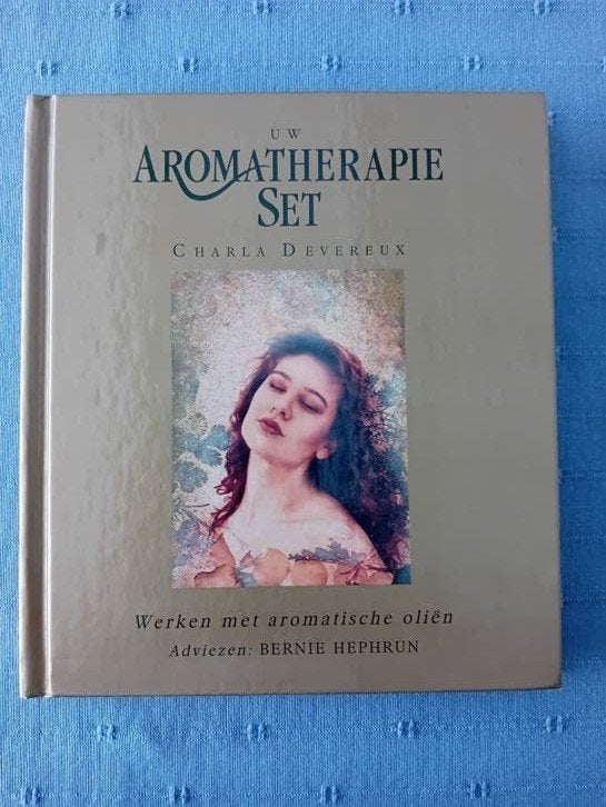 Charla Devereux  - Aromatherapie, Ophalen of Verzenden, Zo goed als nieuw