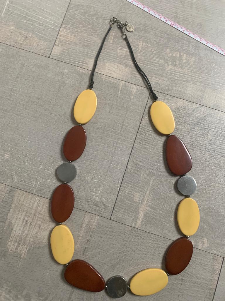 Collier : pierres plates en bois jaunes, brunes, jolies, Bijoux, Sacs & Beauté, Colliers, Enlèvement ou Envoi, Comme neuf, Jaune