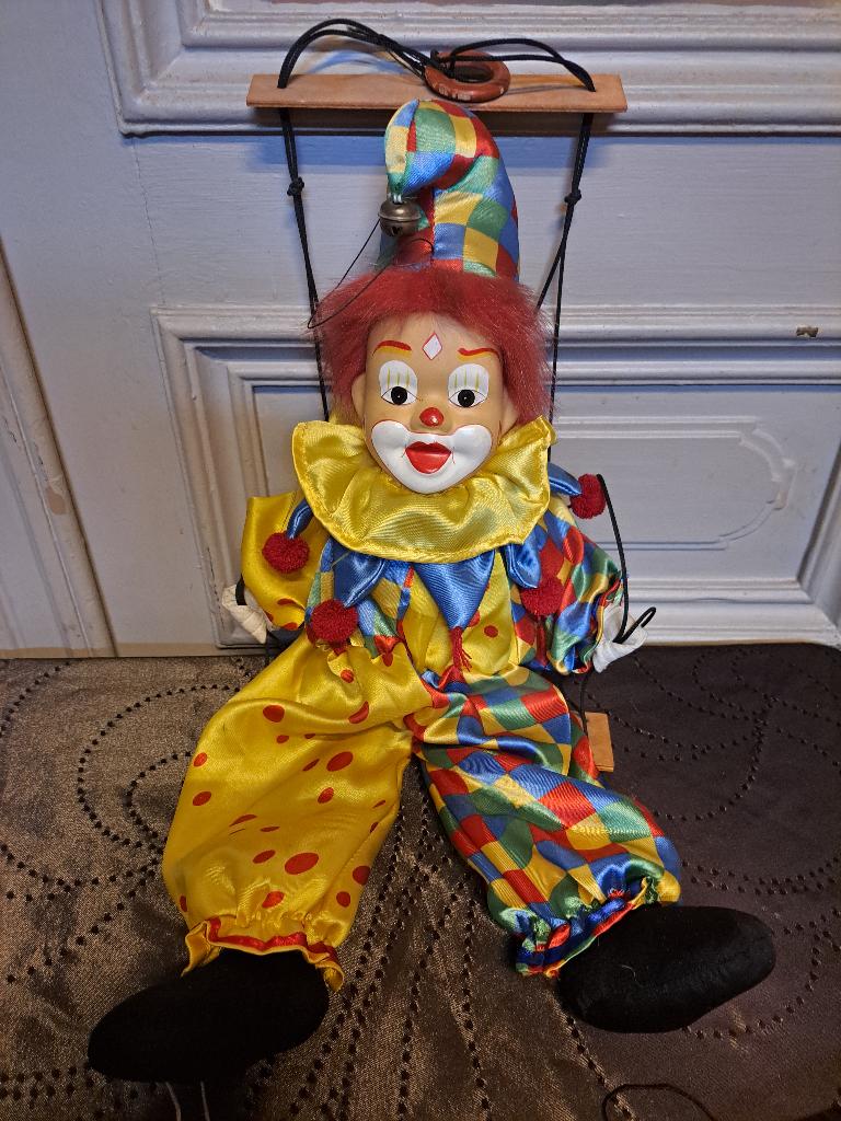 poupée un clown arlequin en porcelaine assis sur balancoire, Enlèvement, Comme neuf, Poupée