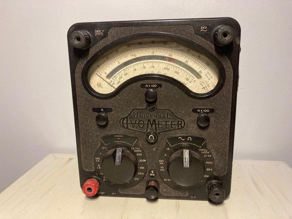 Universal Avo meter, made in England by AVO Ltd. Dover, Antiquités & Art, Enlèvement ou Envoi