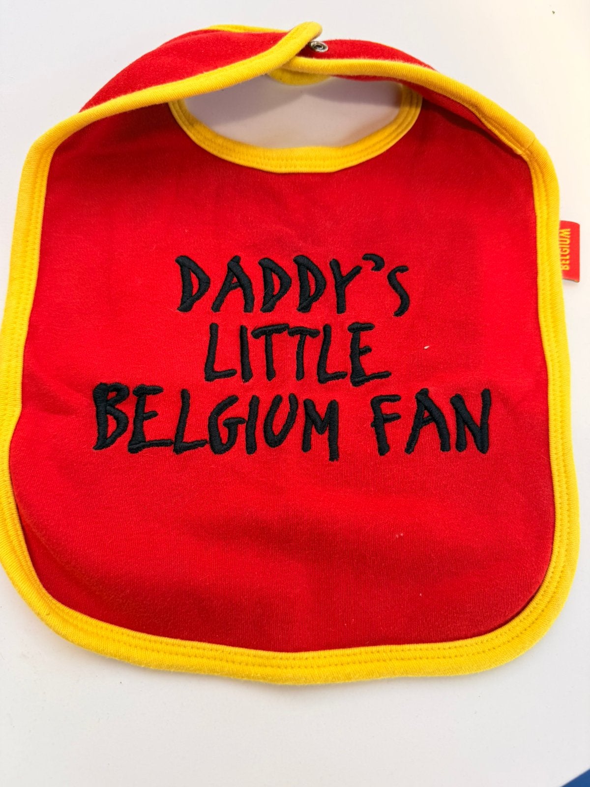 Slabbetje Rode Duivels, Kinderen en Baby's, Kindermode-accessoires, Ophalen of Verzenden, Zo goed als nieuw
