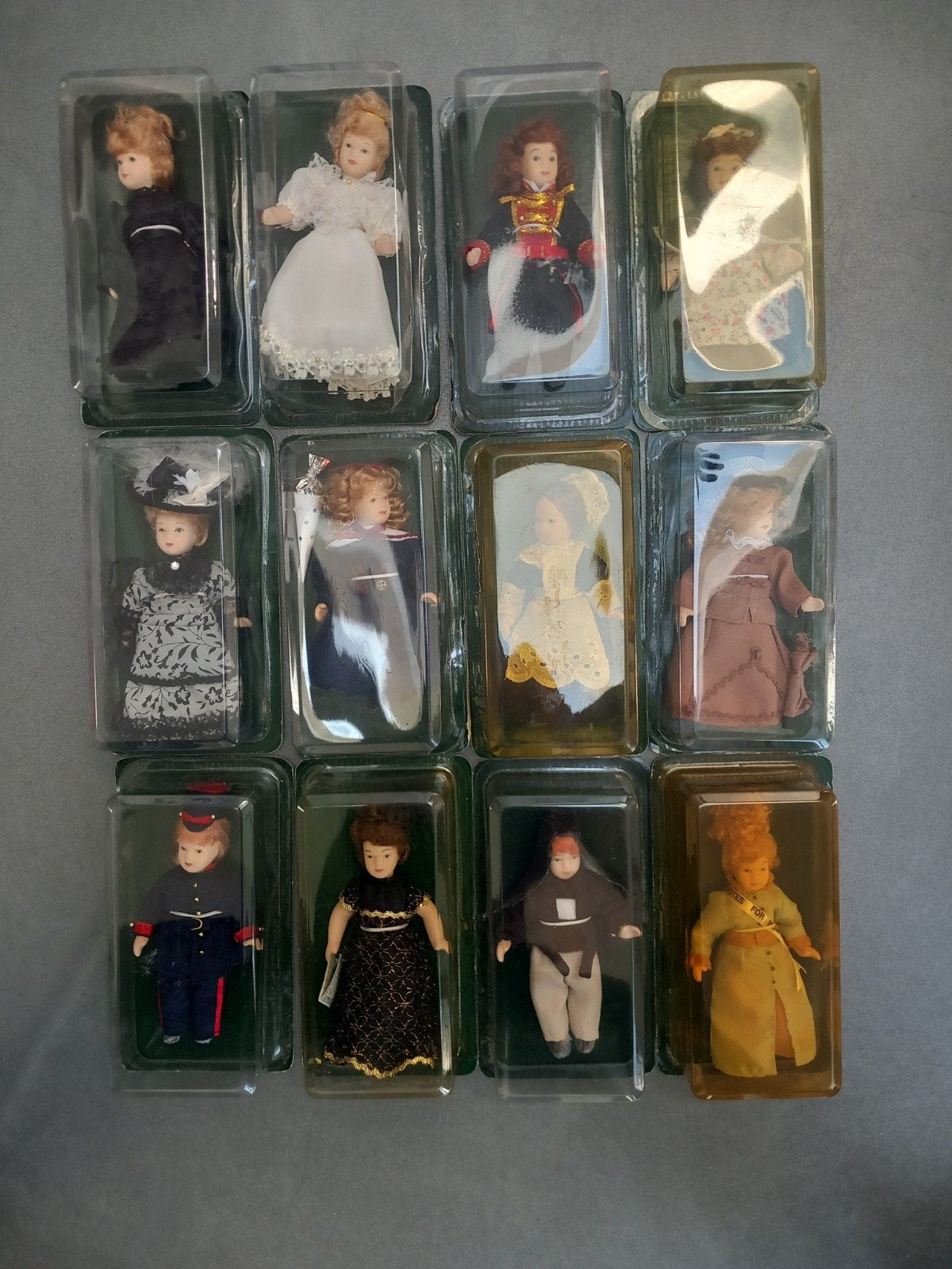 set van 12 porseleinen popjes, Verzamelen, Poppen, Ophalen of Verzenden