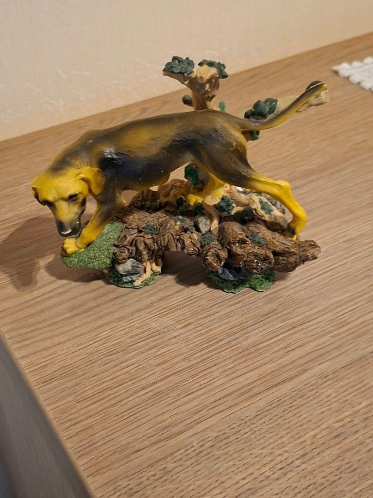 Gedetailleerd beeldje van een jachthond, Ophalen of Verzenden, Zo goed als nieuw, Dier