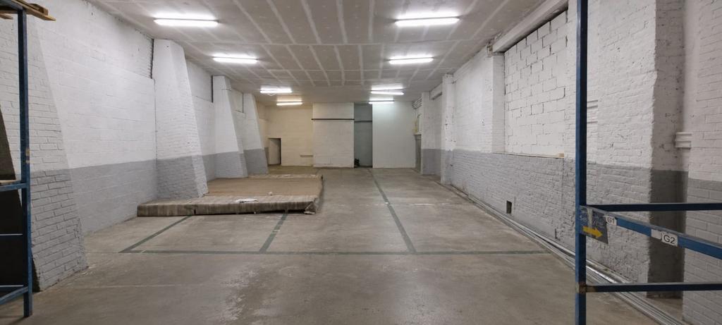 BOX DE STOCKAGE 300 m² a louer -, Huur