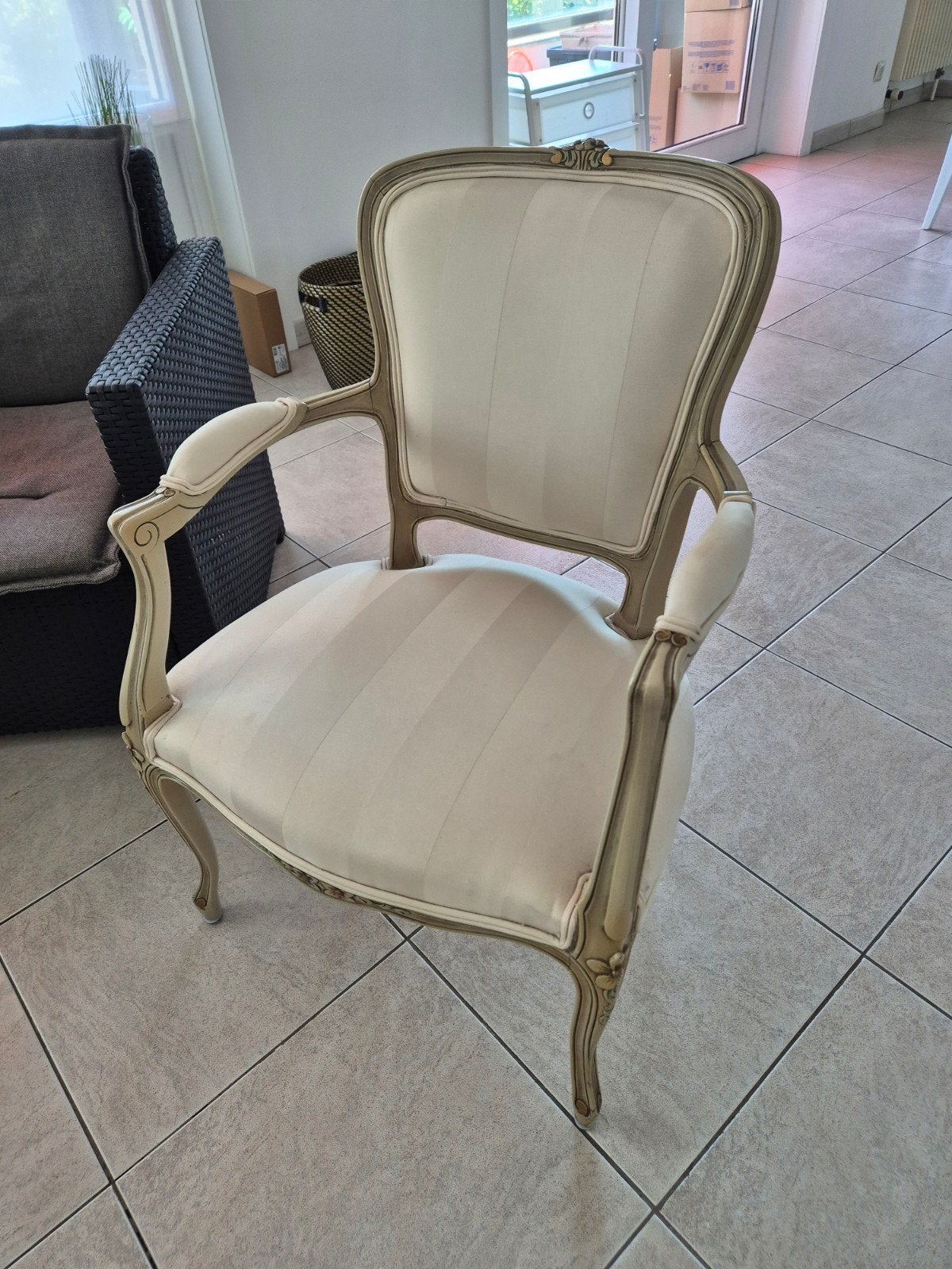 Chaise style Louis XV, Enlèvement