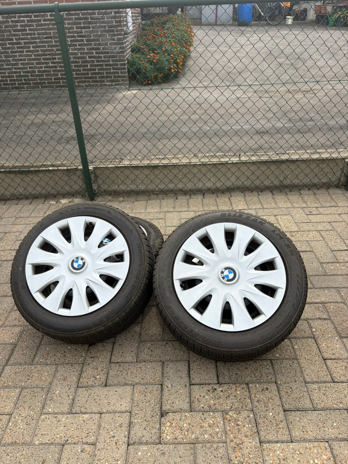 BMW 16-inch winterbanden met velgen en wieldoppen set van 4, Auto-onderdelen, Ophalen, 16 inch, Winterbanden, Band(en)