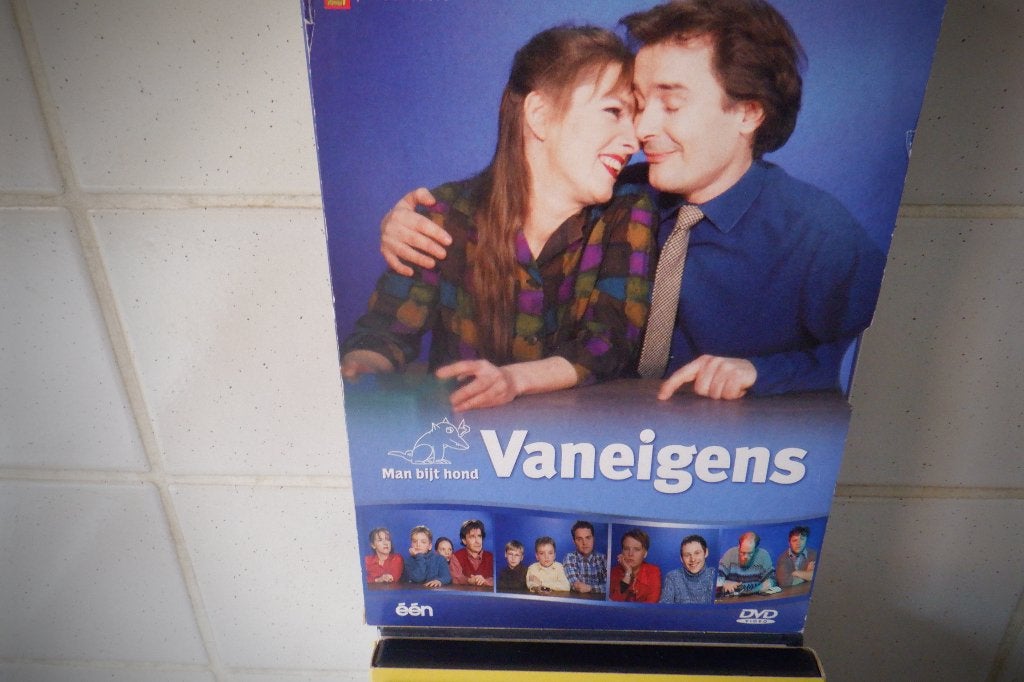 DVD Vaneigens.-Man Bijt hond-, Alle leeftijden, Ophalen of Verzenden, Zo goed als nieuw, Tv-programma of Sketches