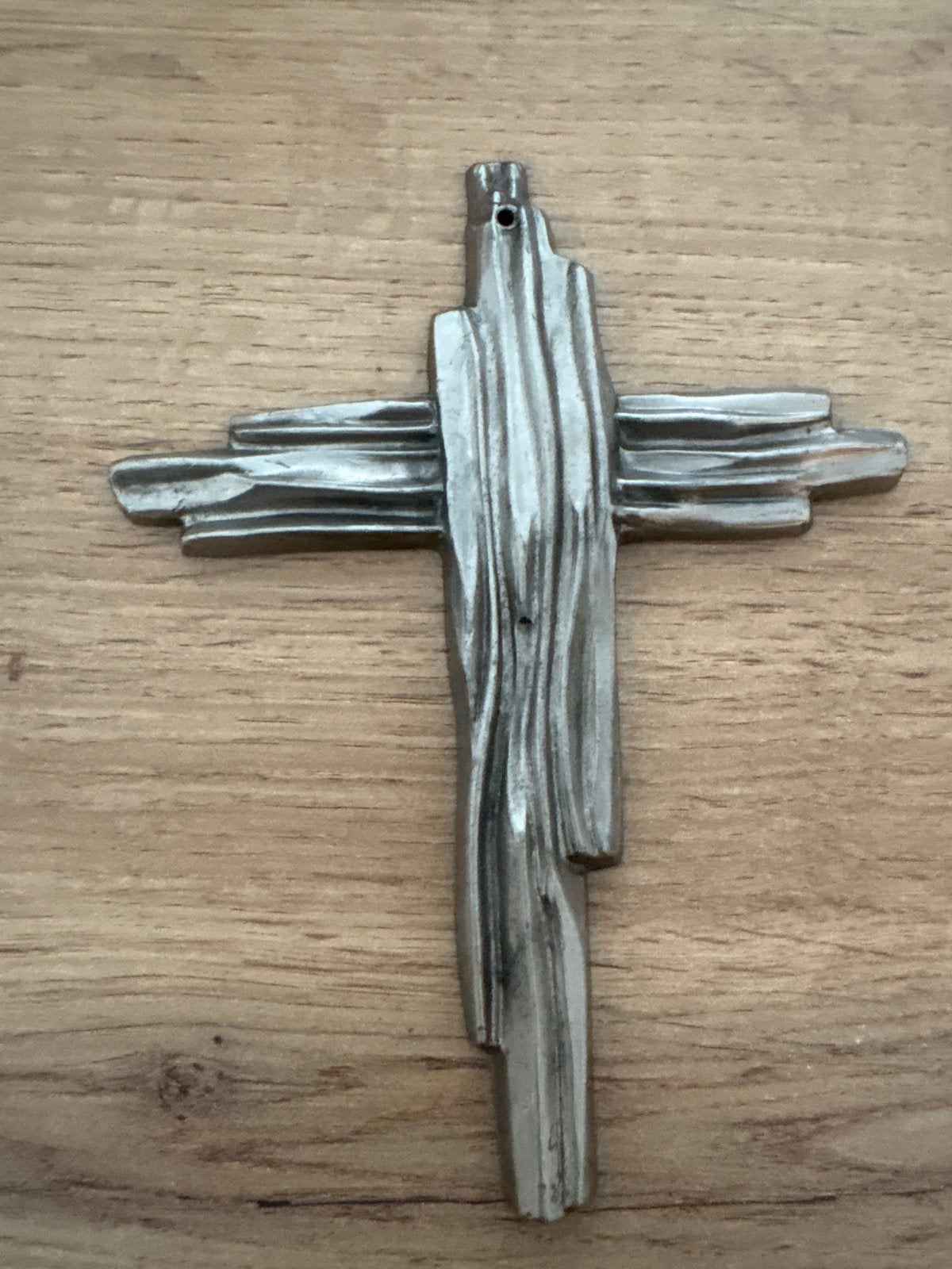Croix murale Brutaliste en étain d’art – Modèle K26- signée, Antiquités & Art, Antiquités | Objets religieux, Enlèvement ou Envoi