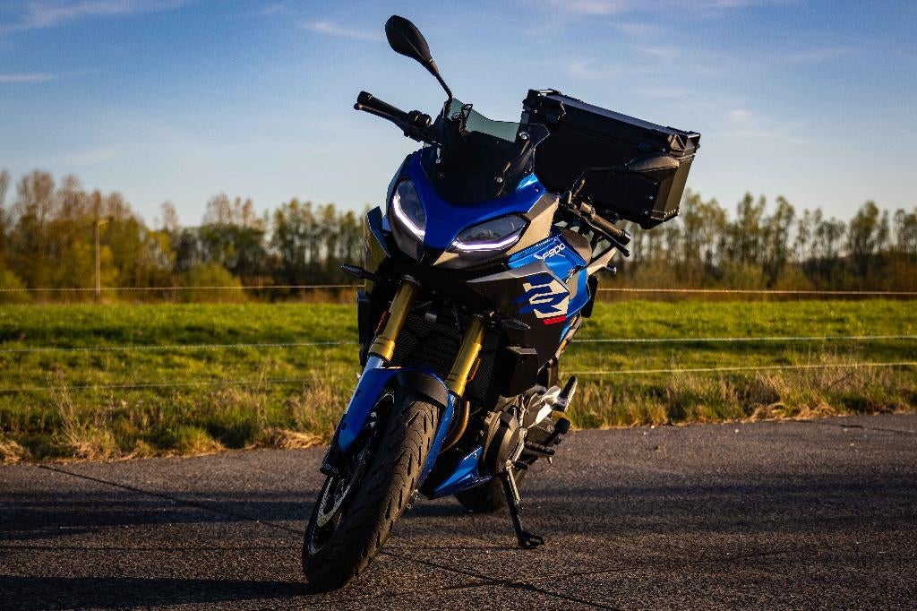 BMW  F900XR – 2024 – 1550 KM – nog 3 jaar garantie, Motoren, Handvatverwarming, Motorrijbewijs A, Bedrijf, Sport