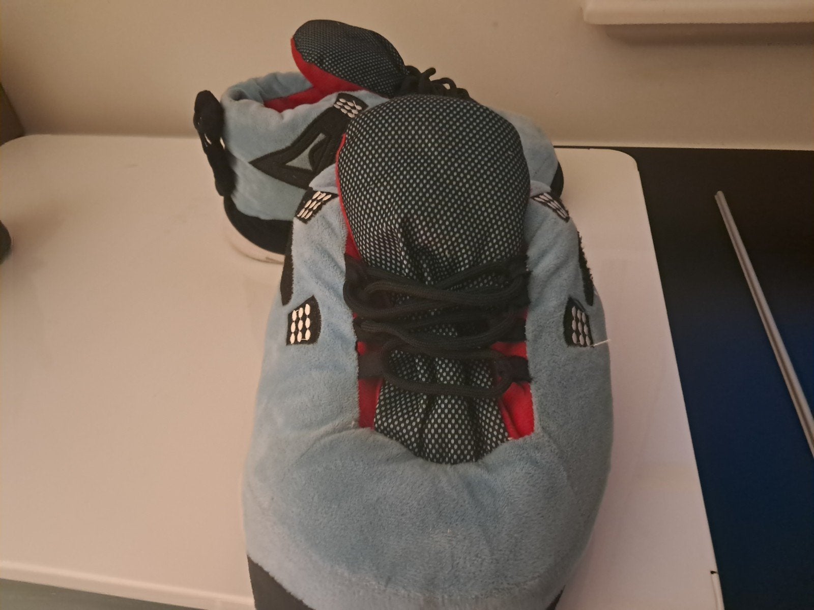 Jordan 4 pantoffels maat 42-44, Enlèvement ou Envoi