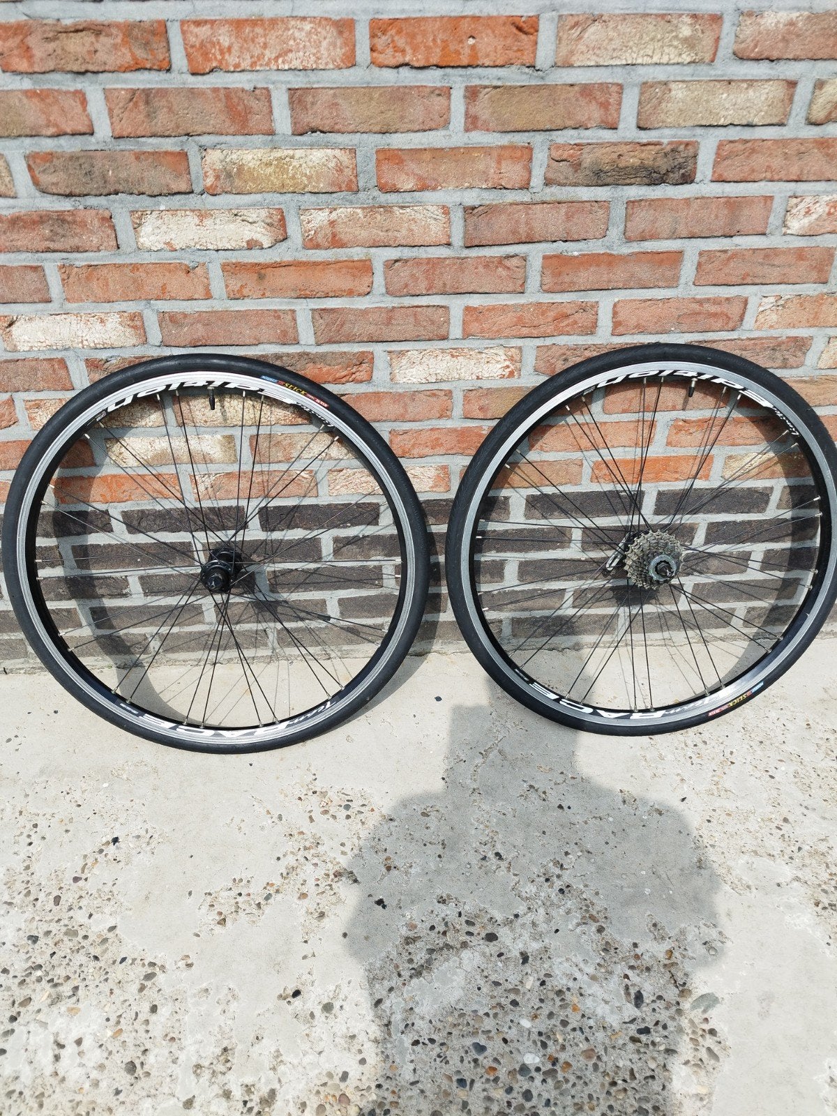 twee fiets wielen zijn bijna nooit gebruikt, Fietsen en Brommers, Ophalen