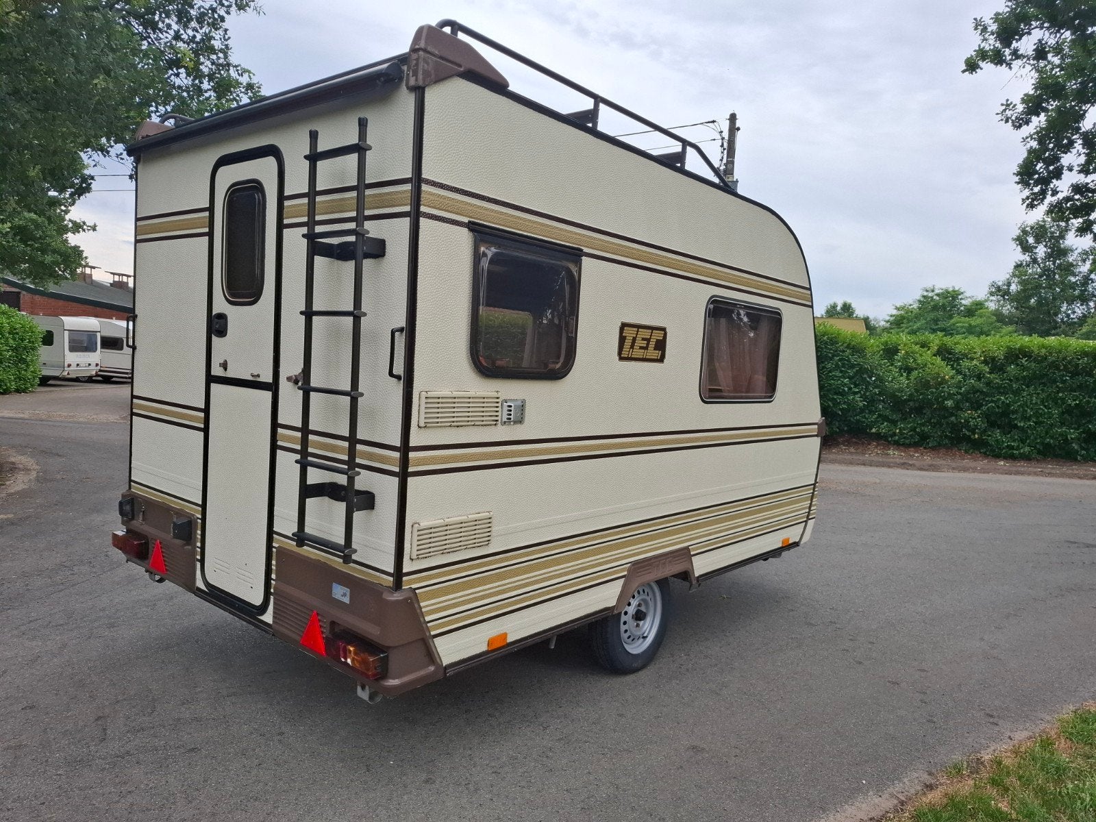 Unieke TEC Caravan: Compact, compleet en zo goed als nieuw!, Particulier, Rondzit, Koelkast