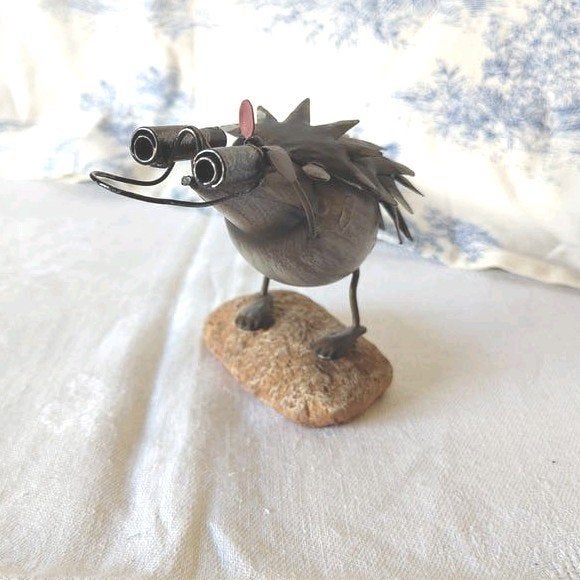 Figurine de collection hérisson en métal avec jumelles, Enlèvement ou Envoi, Comme neuf, Animal sauvage, Statue ou Figurine