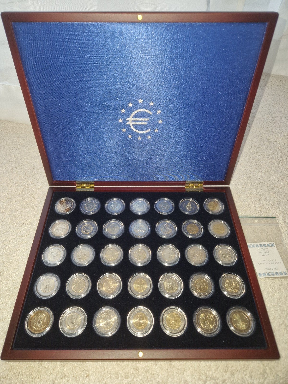 luxe kist - verzameling van 33 UNC 2euro munten + (2 circ.), Ophalen, Overige landen, 2 euro, Setje