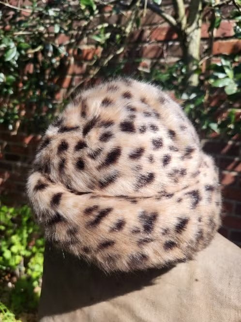 Superbe chapeau vintage à imprimé panthère, Enlèvement ou Envoi, Chapeau
