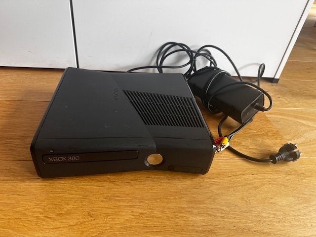 Xbox 360 als nieuw + 2 controllers + 3 games, Games en Spelcomputers, Ophalen of Verzenden, Zo goed als nieuw