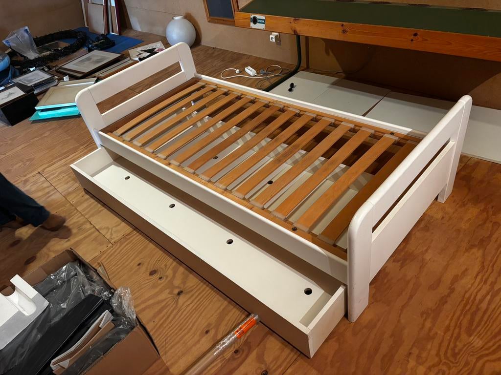 Eenpersoonsbed met uitschuifbaar logeerbed, Huis en Inrichting, Slaapkamer | Bedden, Zo goed als nieuw, Eenpersoons, 200 cm, Hout