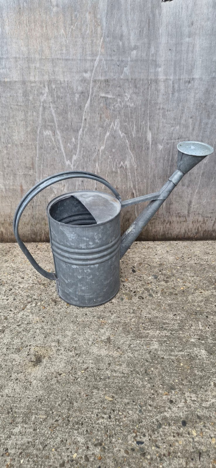 Oude zinken gieter met broeskop, Enlèvement, ., ., .