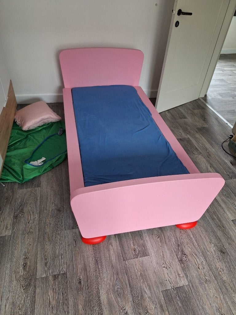 Gratis roze meisjesbed met kleine beschadiging zie foto, Kinderen en Baby's, Kinderkamer | Bedden, Gebruikt, 70 tot 85 cm, 160 tot 180 cm